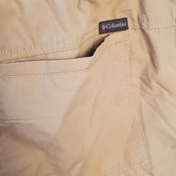 Columbia Palmdale Khaki Shorts - 44 - Picture 2 of 4